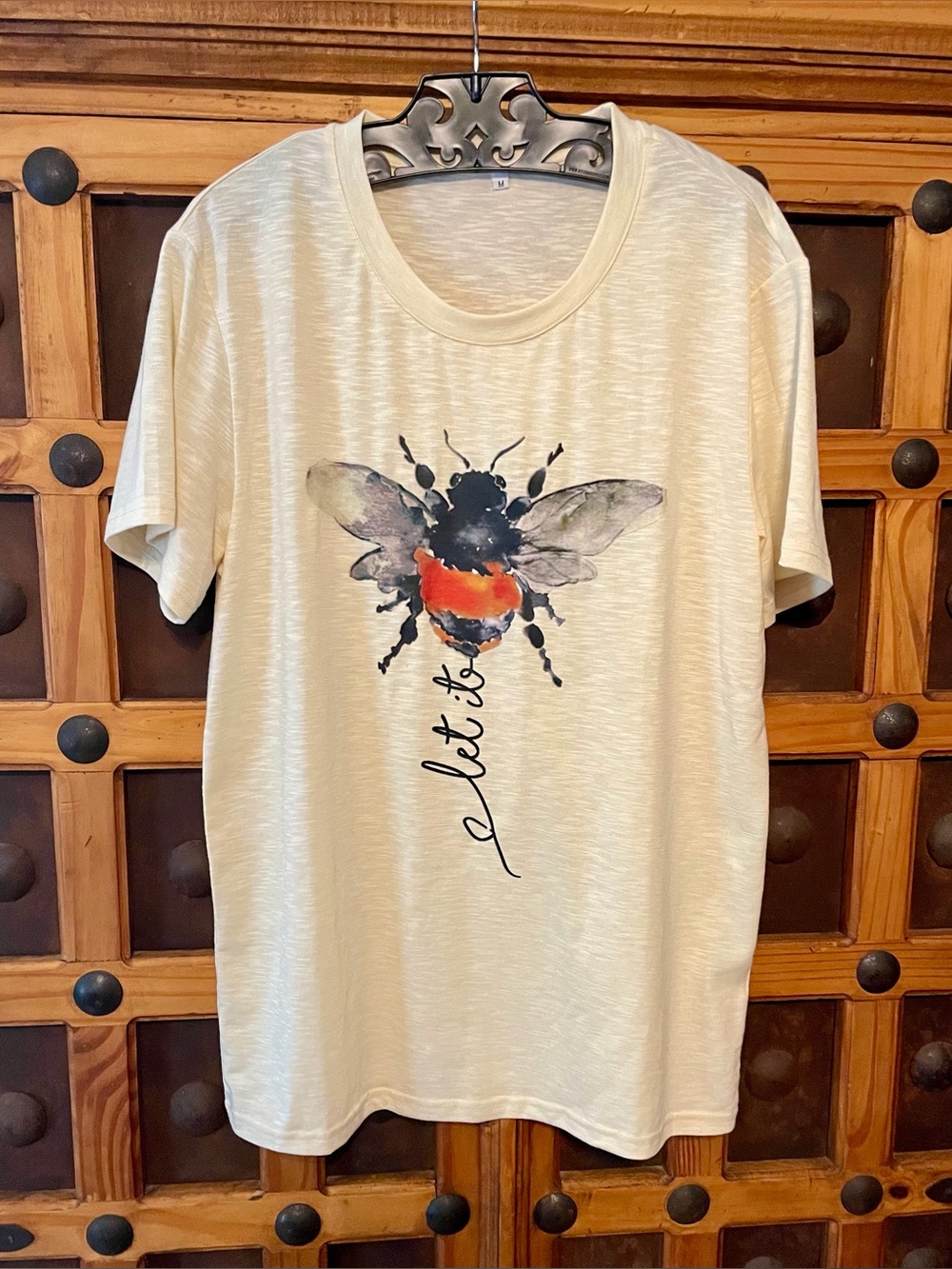 NWOT SZ  Medium Bee t shirt soft!!